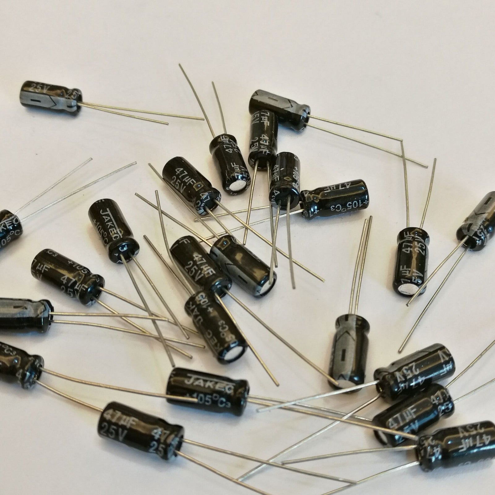 AU Stock 50pcs Electrolytic Capacitors 47uF 47mfd 25V +105℃ Radial 5 x 11mm