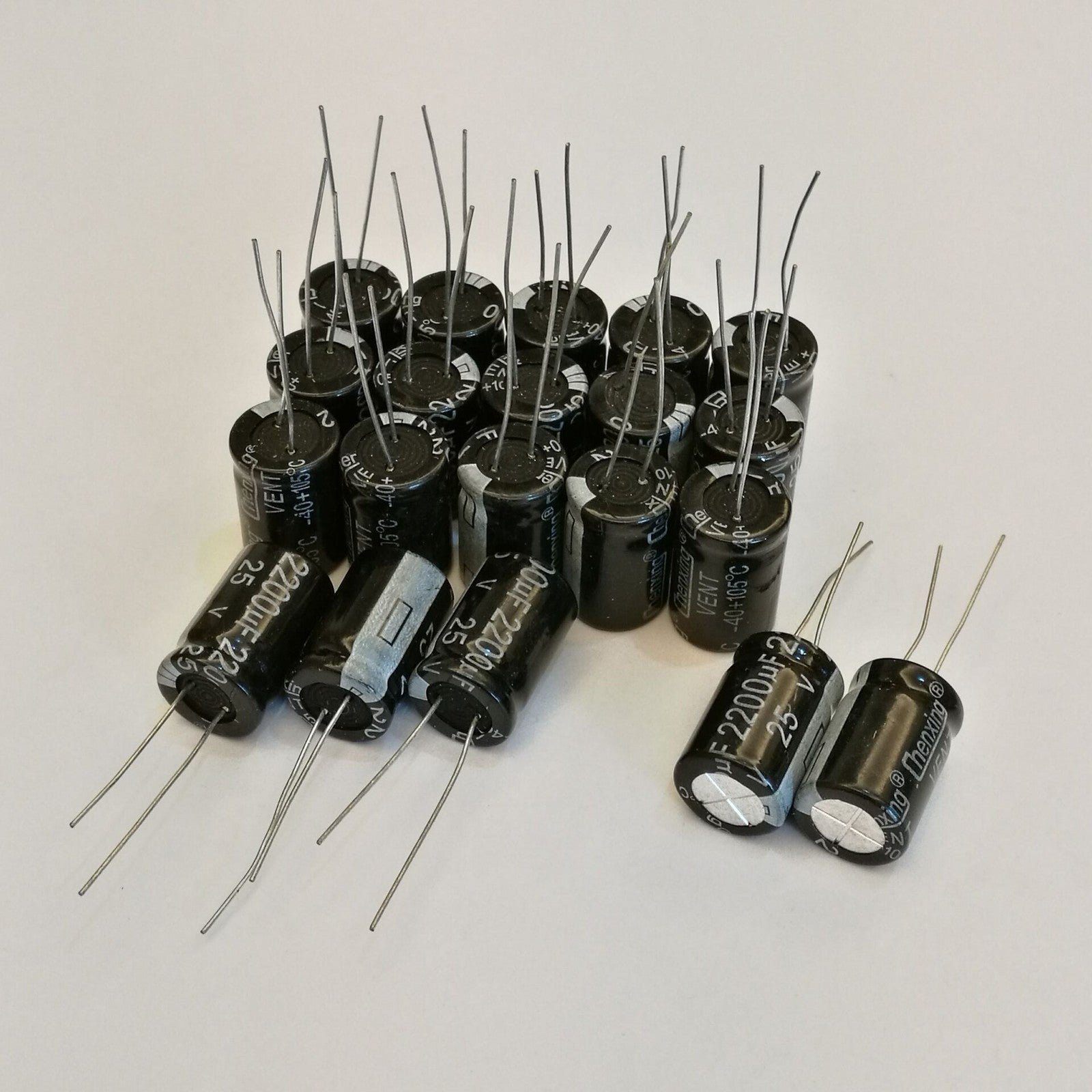 US Stock 20pcs Electrolytic Capacitors 2200uF 2200mfd 25V +105℃ Radial 13 x 20mm