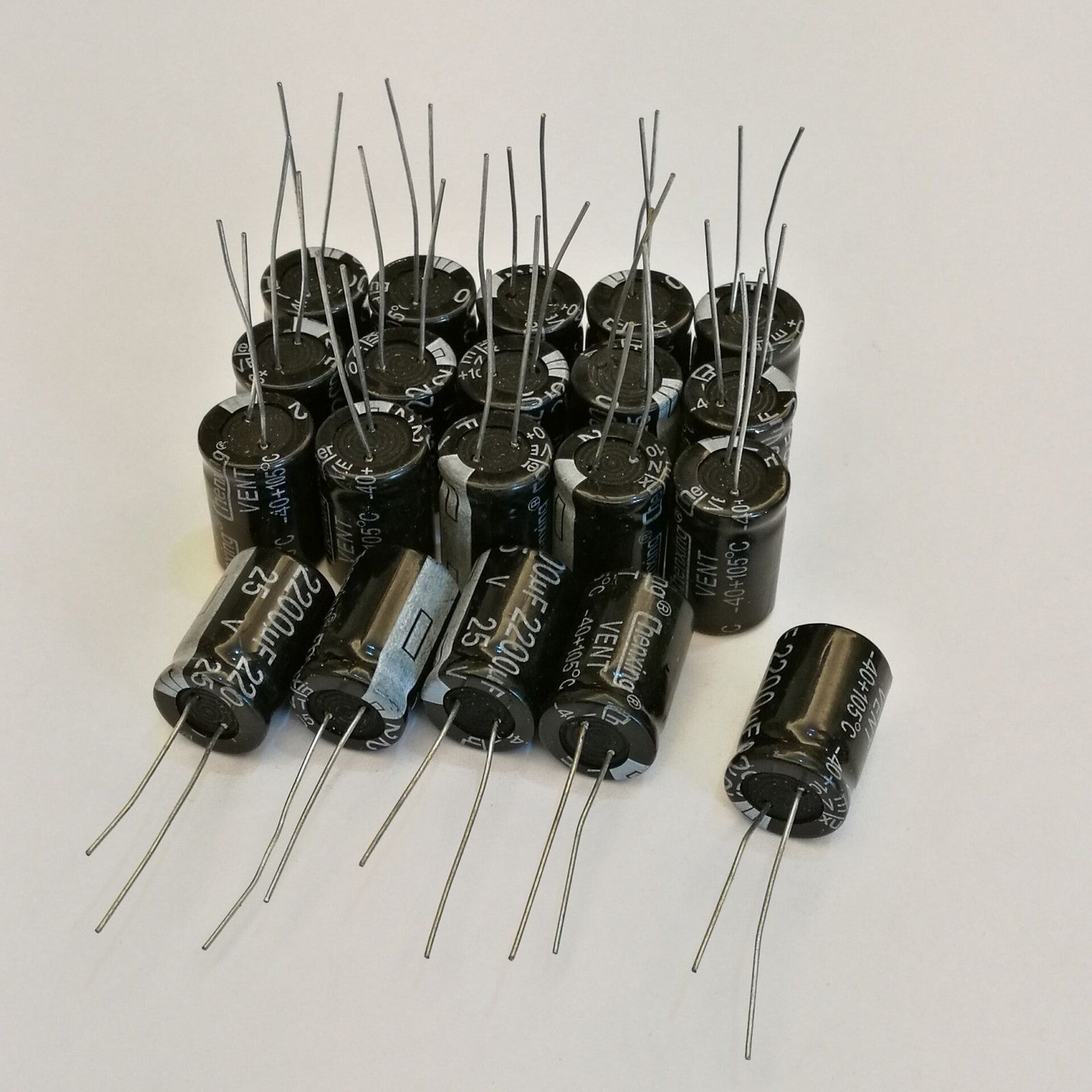 US Stock 20pcs Electrolytic Capacitors 2200uF 2200mfd 25V +105℃ Radial 13 x 20mm